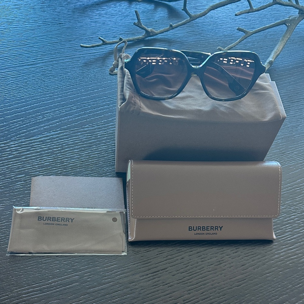 BNNW Fabulous Burberry Havana Sunglasses 😎